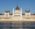 Tuna Nehri&#039;nin kıyısında Budapeşte etkileyici Macar Parlamento binası